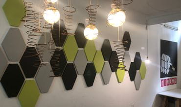 Paneles acústicos: estilo y reducción de ruido en tu negocio